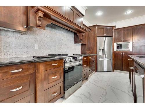 14 Alexander Crescent, Red Deer, AB - Indoor Photo Showing Kitchen With Upgraded Kitchen