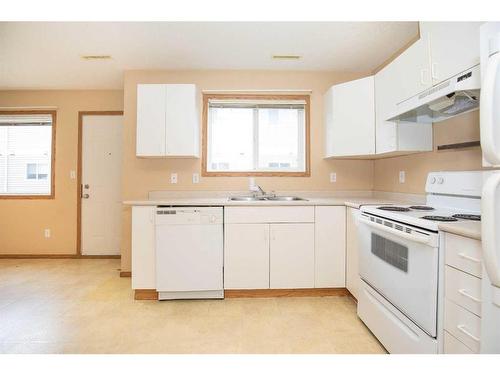 522-100 Jordan Parkway, Red Deer, AB - Indoor Photo Showing Kitchen With Double Sink