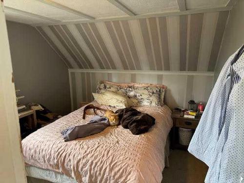 5016 - 44 Street, Stettler, AB - Indoor Photo Showing Bedroom