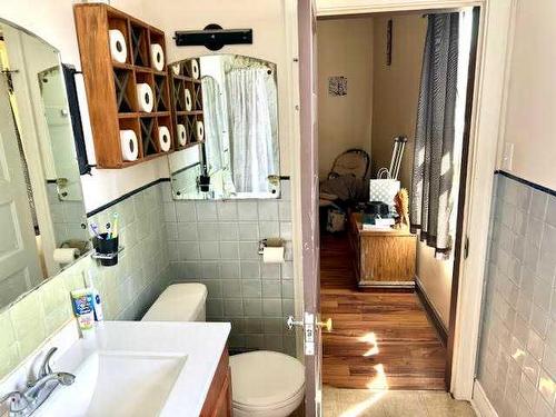 4710 51 Street, Stettler, AB - Indoor Photo Showing Bathroom
