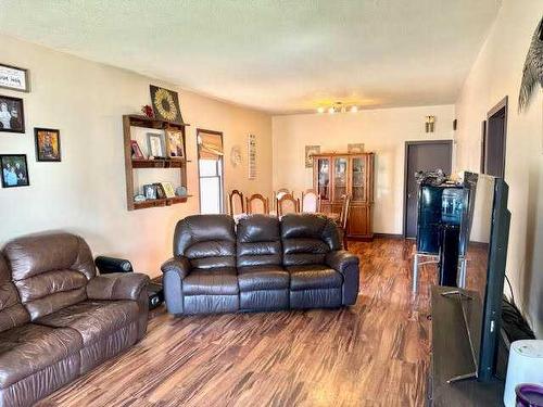 4710 51 Street, Stettler, AB - Indoor Photo Showing Living Room