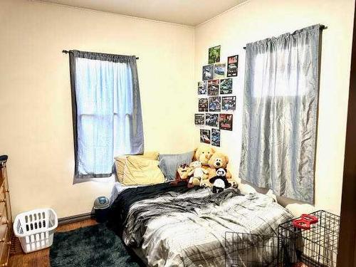 4710 51 Street, Stettler, AB - Indoor Photo Showing Bedroom