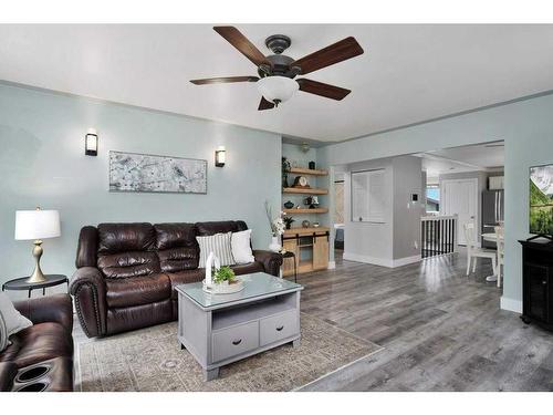 422045 Range Road 25, Rural Ponoka County, AB - Indoor Photo Showing Living Room