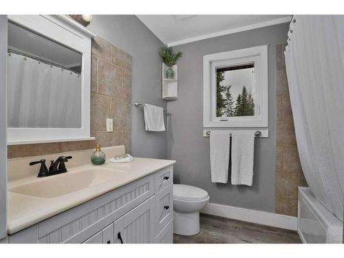 422045 Range Road 25, Rural Ponoka County, AB - Indoor Photo Showing Bathroom