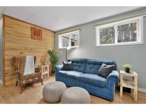 422045 Range Road 25, Rural Ponoka County, AB - Indoor Photo Showing Living Room