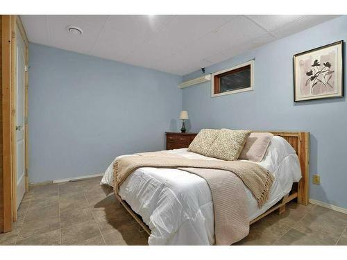 422045 Range Road 25, Rural Ponoka County, AB - Indoor Photo Showing Bedroom