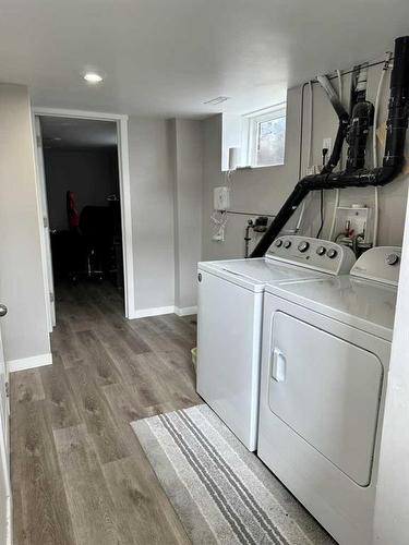 5617 52 Avenue, Lacombe, AB - Indoor Photo Showing Laundry Room