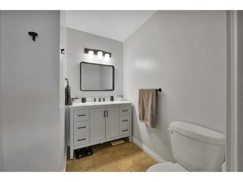 4642 58 Avenue, Rimbey, AB - Indoor Photo Showing Bathroom