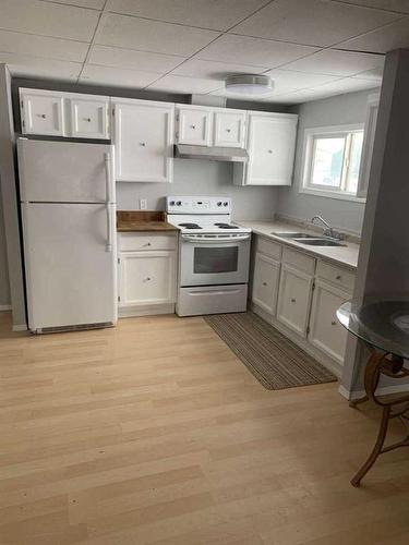 324 Gleichen Street, Gleichen, AB - Indoor Photo Showing Kitchen With Double Sink