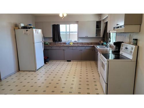 5114 Windsor Avenue, Coronation, AB - Indoor Photo Showing Kitchen With Double Sink