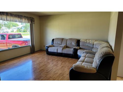 5114 Windsor Avenue, Coronation, AB - Indoor Photo Showing Living Room