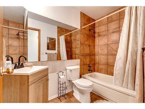 710 Hawkwood Boulevard Nw, Calgary, AB - Indoor Photo Showing Bathroom