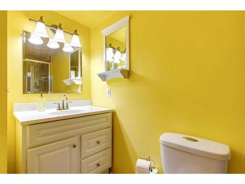 710 Hawkwood Boulevard Nw, Calgary, AB - Indoor Photo Showing Bathroom