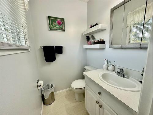 5204 60 Avenue, Ponoka, AB - Indoor Photo Showing Bathroom