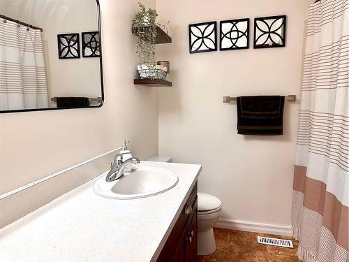 5204 60 Avenue, Ponoka, AB - Indoor Photo Showing Bathroom