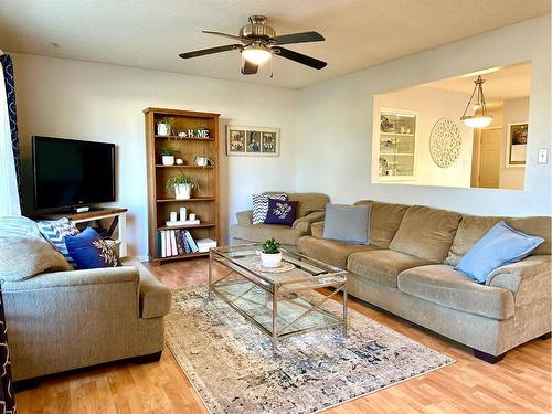 5204 60 Avenue, Ponoka, AB - Indoor Photo Showing Living Room