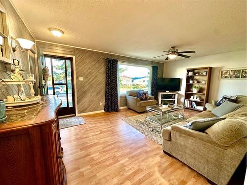 5204 60 Avenue, Ponoka, AB - Indoor Photo Showing Living Room