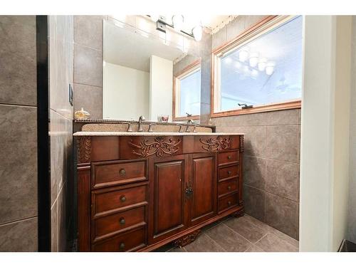 9 Cronquist Close, Red Deer, AB - Indoor Photo Showing Bathroom