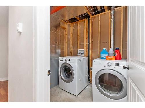 70 Morton Close, Penhold, AB - Indoor Photo Showing Laundry Room