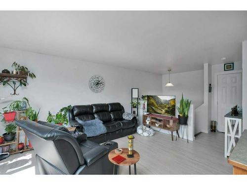 1,2,3,4-4615 46 Street, Innisfail, AB - Indoor Photo Showing Living Room
