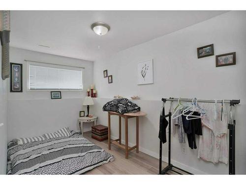 1,2,3,4-4615 46 Street, Innisfail, AB - Indoor Photo Showing Bedroom