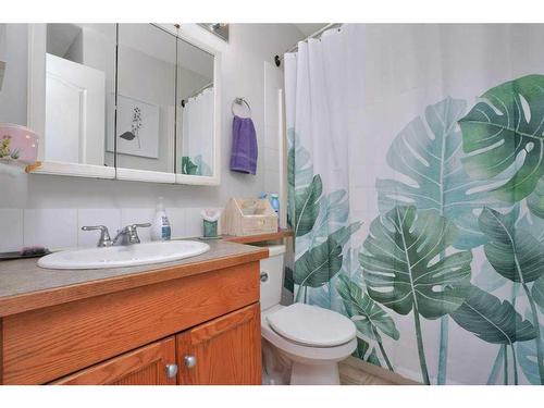 1,2,3,4-4615 46 Street, Innisfail, AB - Indoor Photo Showing Bathroom