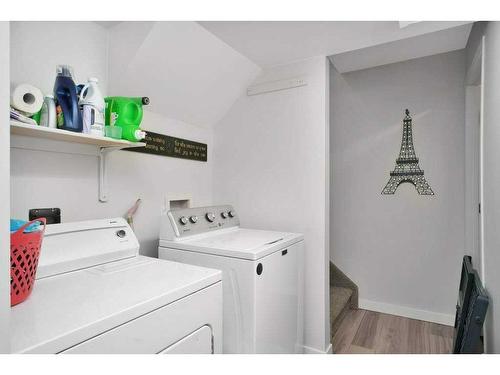 1,2,3,4-4615 46 Street, Innisfail, AB - Indoor Photo Showing Laundry Room