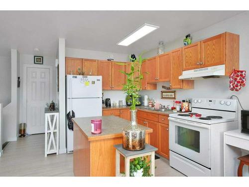 1,2,3,4-4615 46 Street, Innisfail, AB - Indoor Photo Showing Kitchen