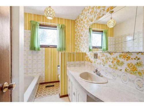 9 Concordia Place West, Lethbridge, AB - Indoor Photo Showing Bathroom