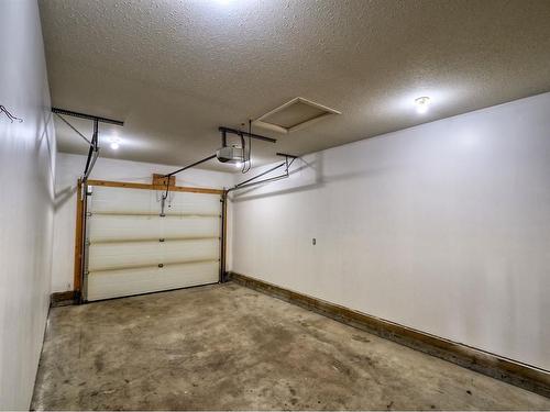 407 5 Avenue, Elnora, AB - Indoor Photo Showing Garage