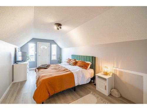 5006 41 Street, Sylvan Lake, AB - Indoor Photo Showing Bedroom