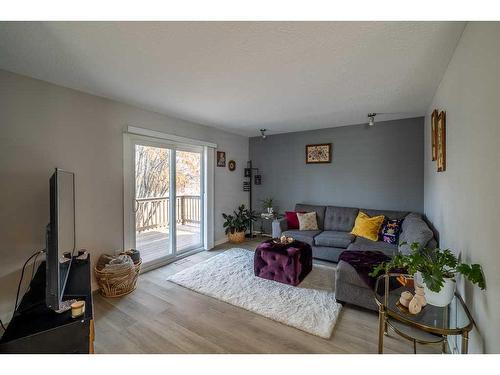 5006 41 Street, Sylvan Lake, AB - Indoor Photo Showing Living Room