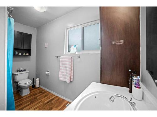 6203 49 Avenue, Camrose, AB - Indoor Photo Showing Bathroom