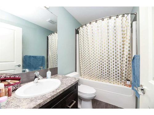 22 Richfield Crescent, Sylvan Lake, AB - Indoor Photo Showing Bathroom
