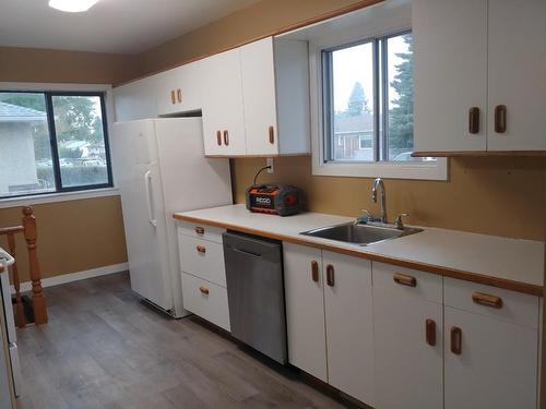 5501 36 Street, Red Deer, AB - Indoor Photo Showing Kitchen