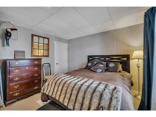 251 Lakeshore Dr, Grandview, AB - Indoor Photo Showing Bedroom