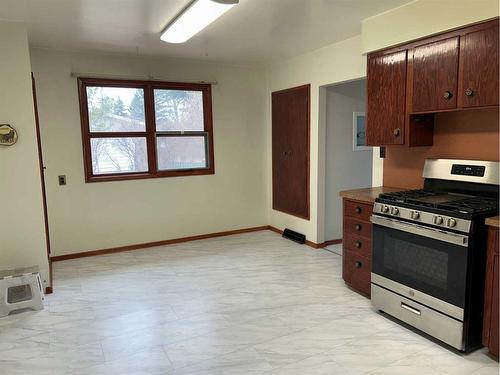4812 47 Avenue, Forestburg, AB - Indoor Photo Showing Kitchen
