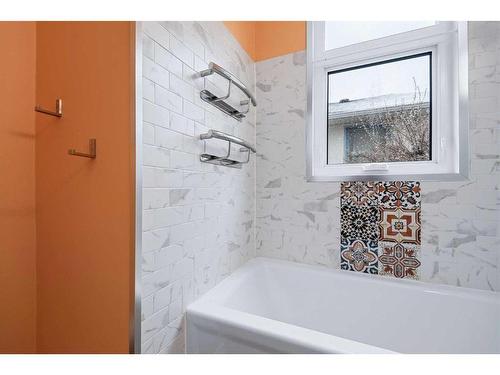 5118 43 Avenue, Red Deer, AB - Indoor Photo Showing Bathroom