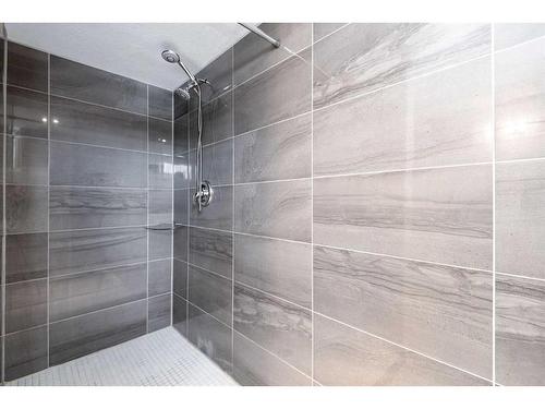 5118 43 Avenue, Red Deer, AB - Indoor Photo Showing Bathroom