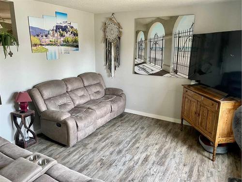 5417 38 Street, Red Deer, AB - Indoor Photo Showing Living Room