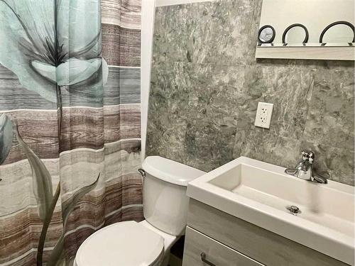 5417 38 Street, Red Deer, AB - Indoor Photo Showing Bathroom