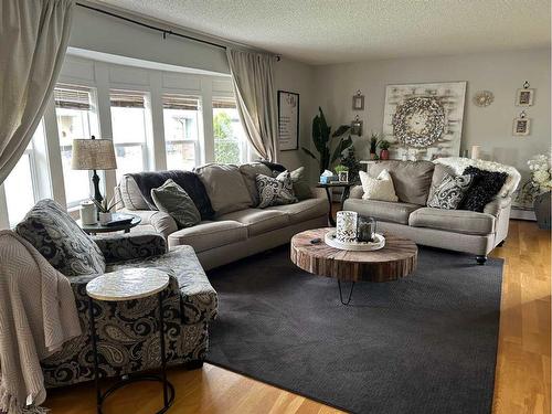 574 Crescent West, Forestburg, AB - Indoor Photo Showing Living Room