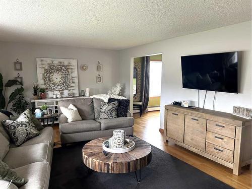 574 Crescent West, Forestburg, AB - Indoor Photo Showing Living Room