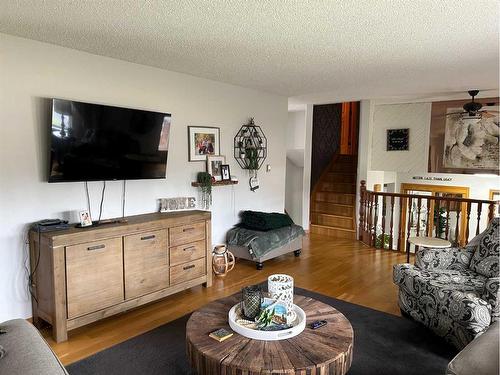 574 Crescent West, Forestburg, AB - Indoor Photo Showing Living Room