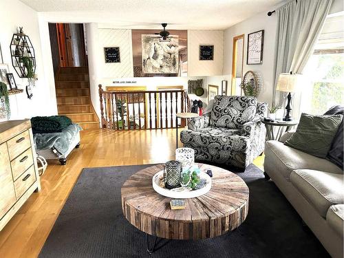 574 Crescent West, Forestburg, AB - Indoor Photo Showing Living Room