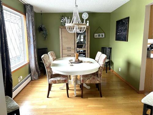 574 Crescent West, Forestburg, AB - Indoor Photo Showing Dining Room