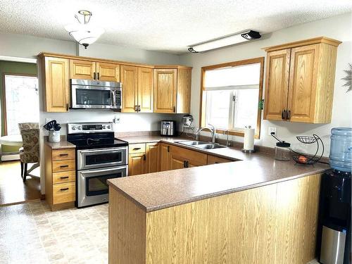 574 Crescent West, Forestburg, AB - Indoor Photo Showing Kitchen With Double Sink