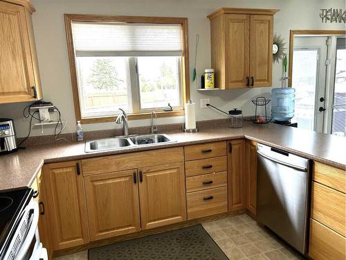 574 Crescent West, Forestburg, AB - Indoor Photo Showing Kitchen With Double Sink