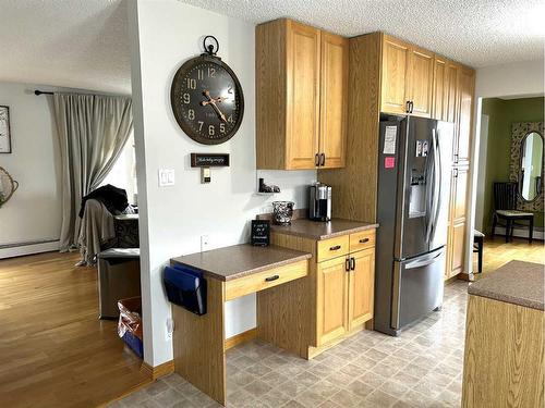 574 Crescent West, Forestburg, AB - Indoor Photo Showing Kitchen