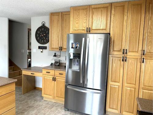 574 Crescent West, Forestburg, AB - Indoor Photo Showing Kitchen